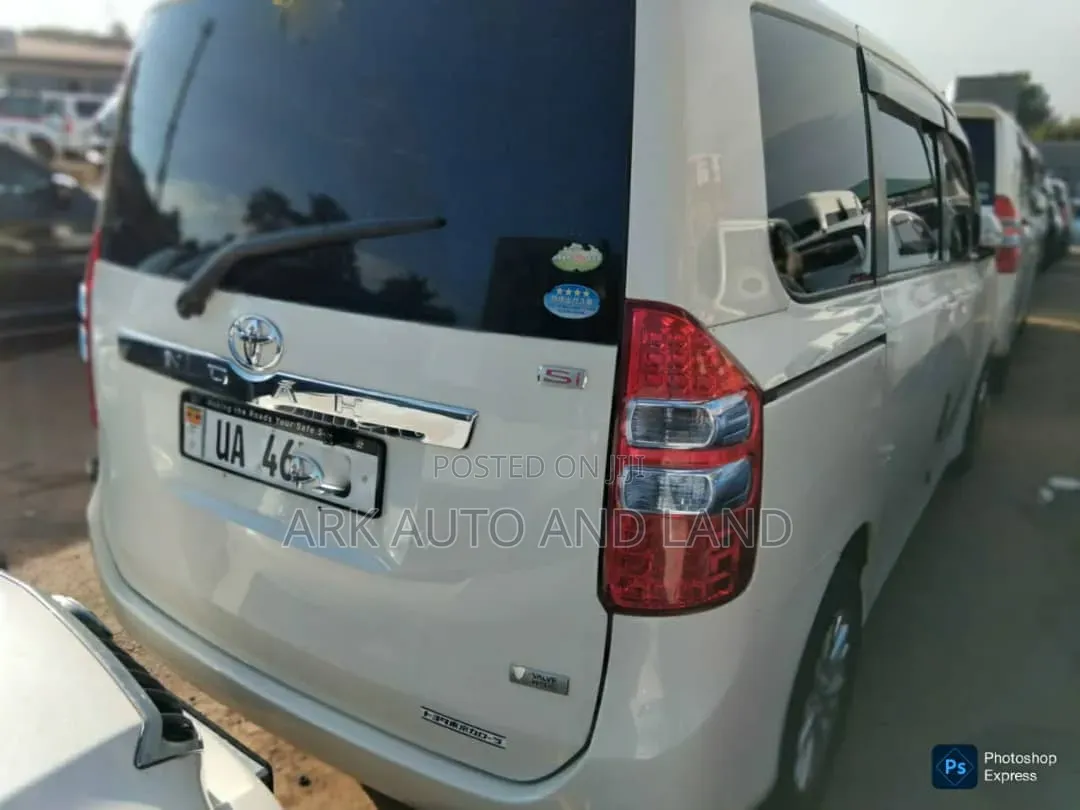 Toyota Noah 2012 White