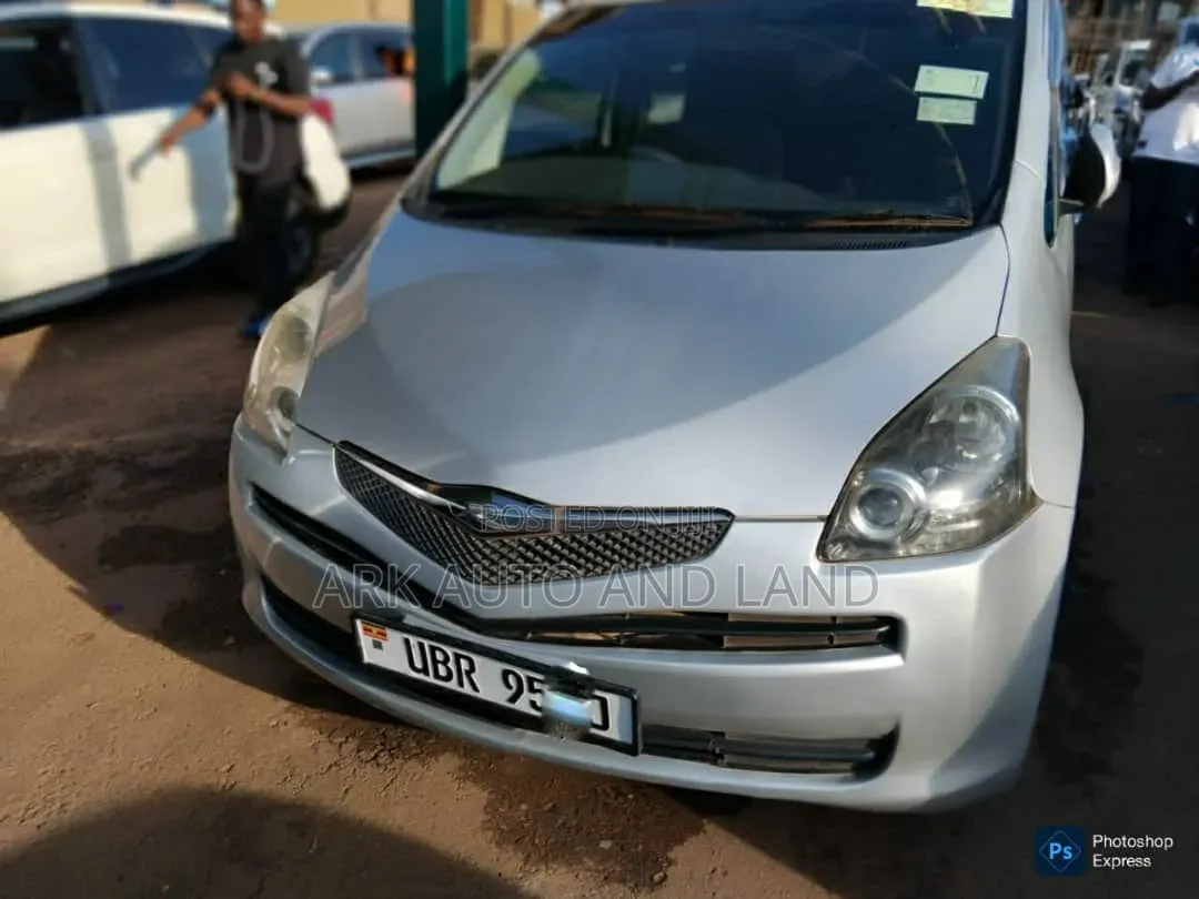 Toyota Ractis 2012 Silver