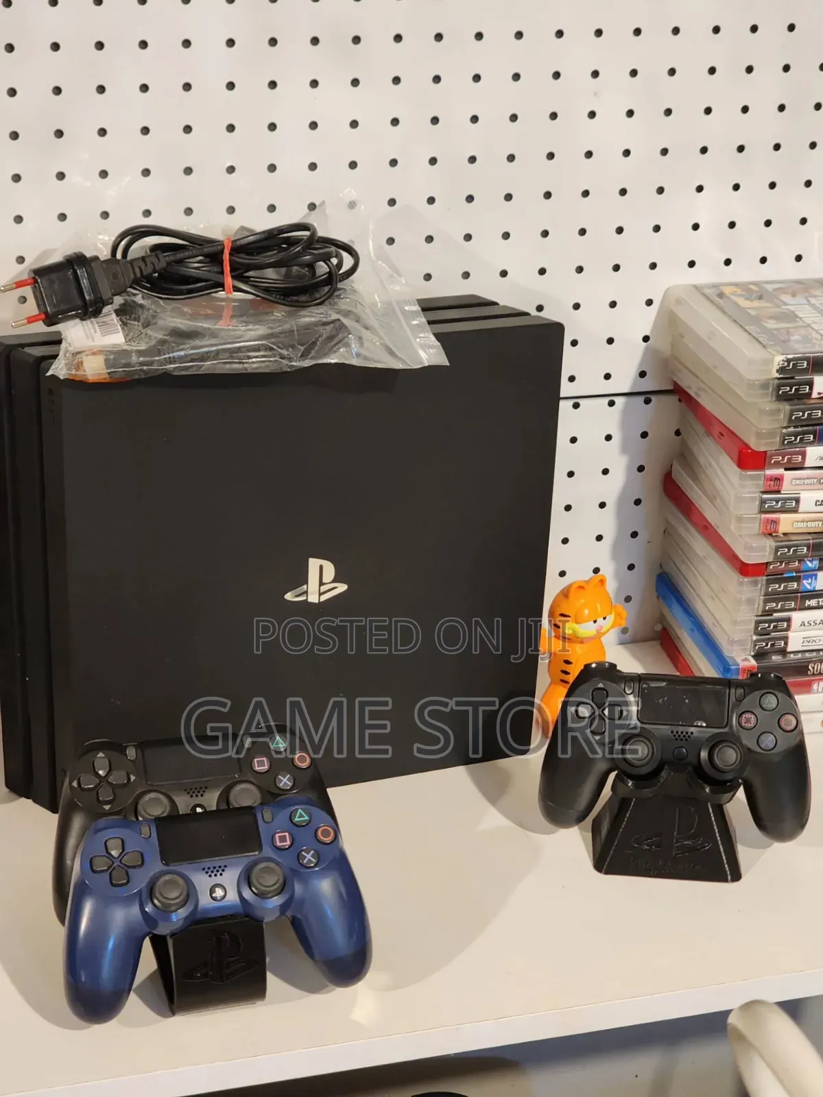 PS4 PRO: Machine Give Your Entertainment Center Clean Corporate Look