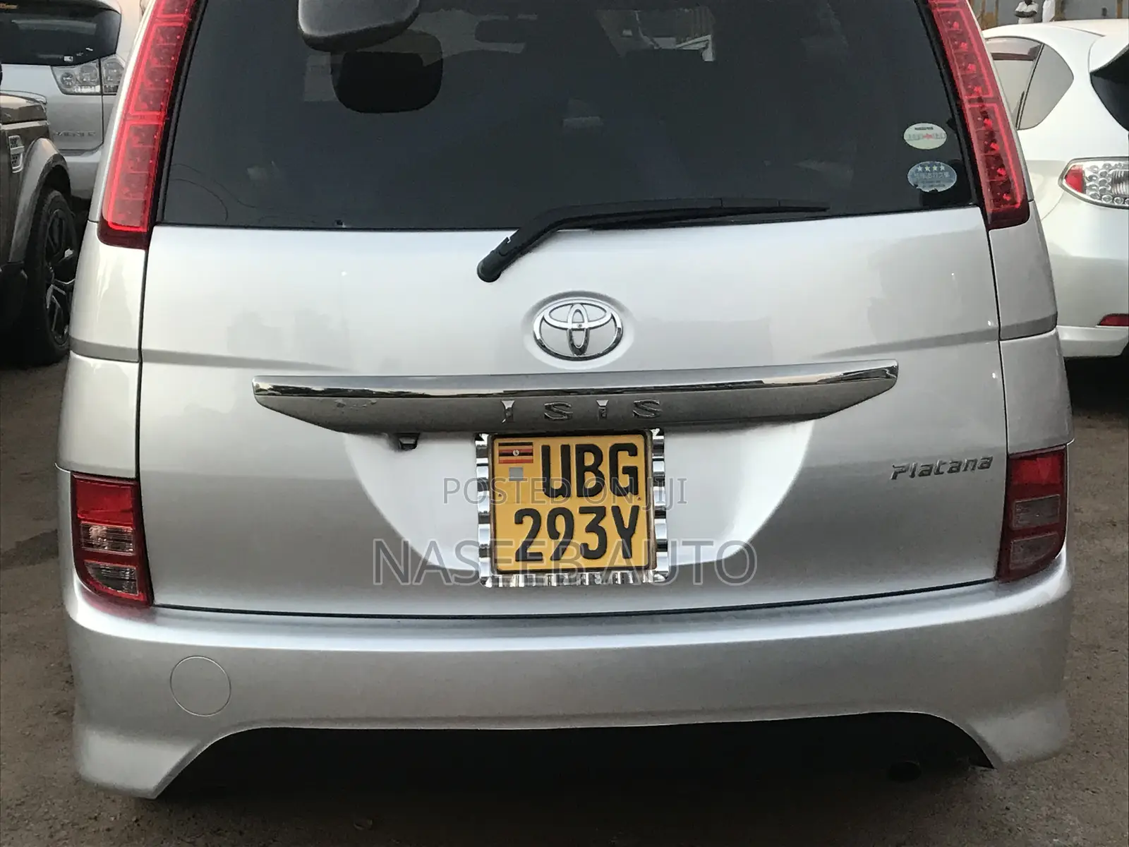 Toyota ISIS 2011 Silver