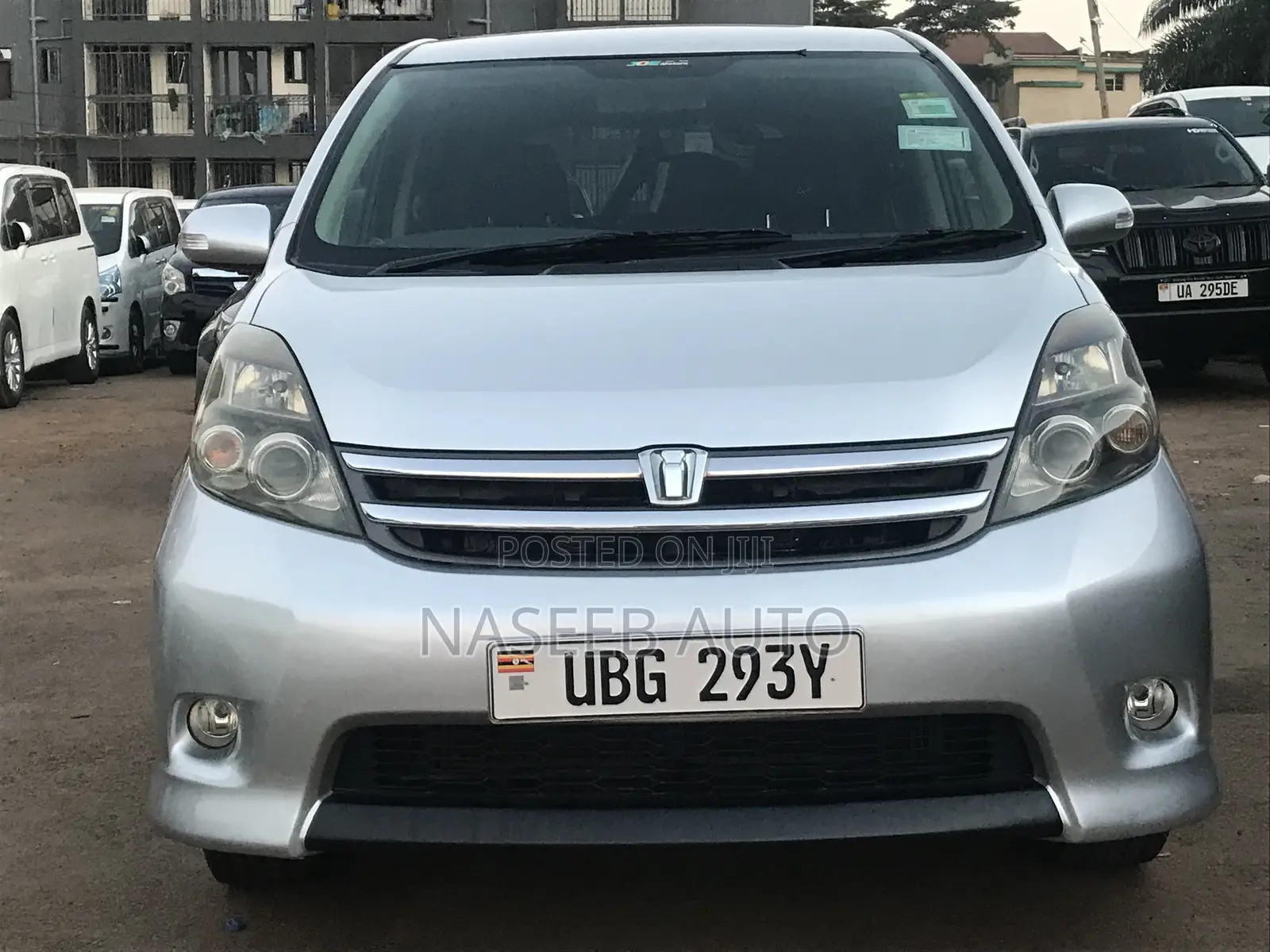 Toyota ISIS 2011 Silver