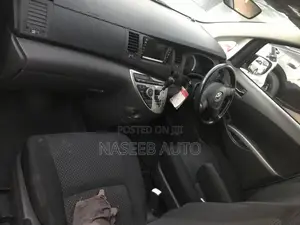 Toyota ISIS 2011 Silver