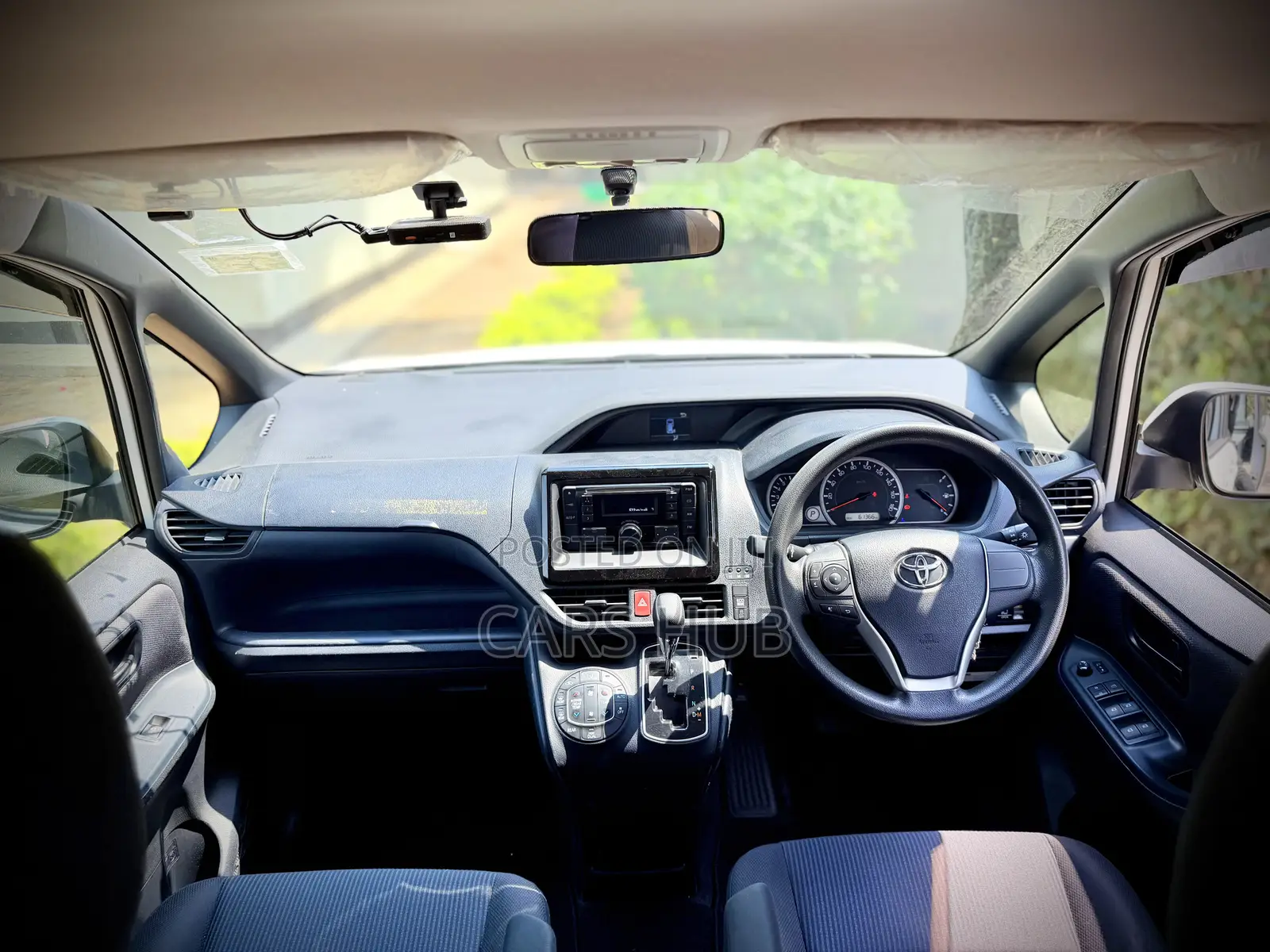 Toyota Noah 2.0 AWD (8 Seater) 2017 White
