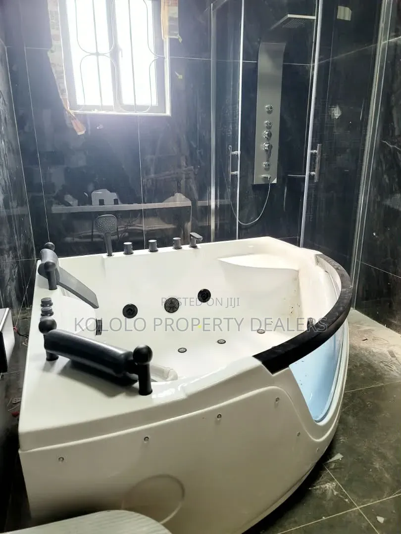 5bdrm Duplex in Akright City, Central Division for sale