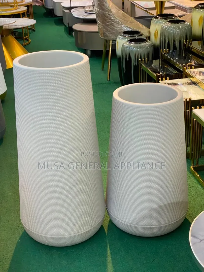 Planter Pots Feature a Modern Tapered Cylindrical