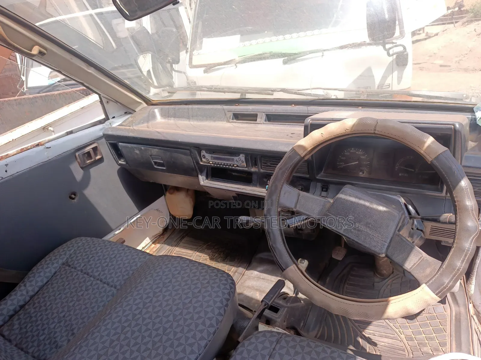 Toyota Low-Bed Trucks 1992 White