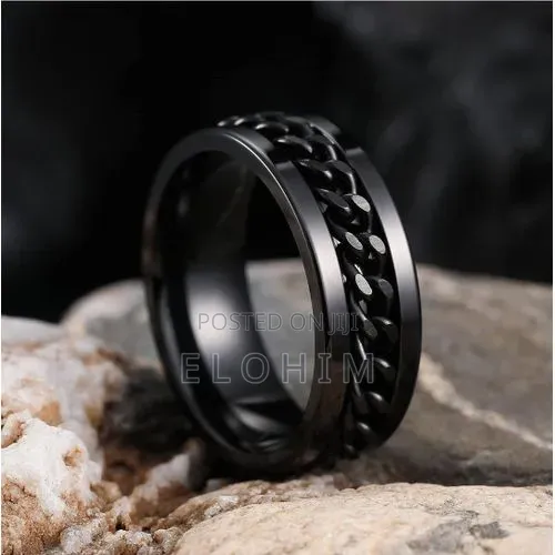 Black Ring With a Chain in the Middle