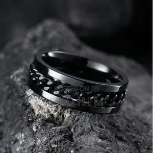 Black Ring With a Chain in the Middle