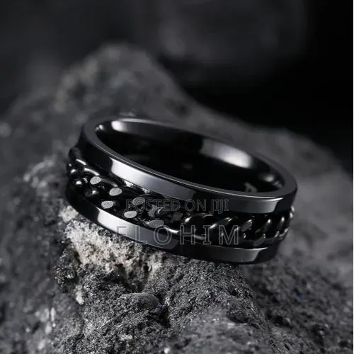 Black Ring With a Chain in the Middle