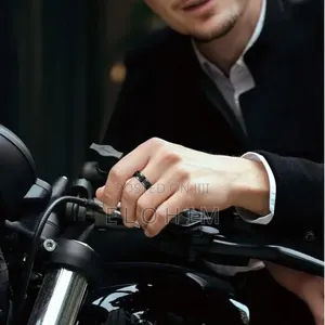 Black Ring With a Chain in the Middle