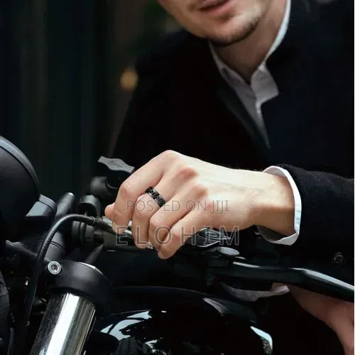 Black Ring With a Chain in the Middle