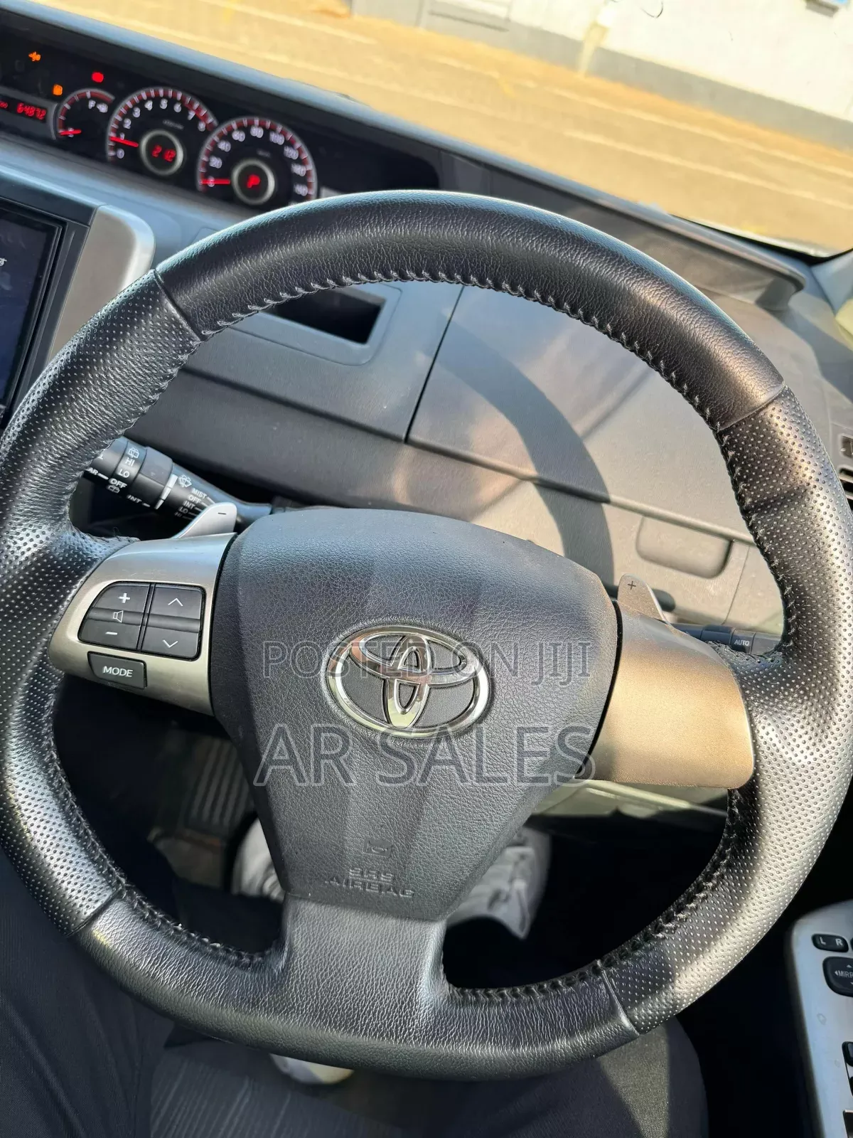 Toyota Noah 2021 White