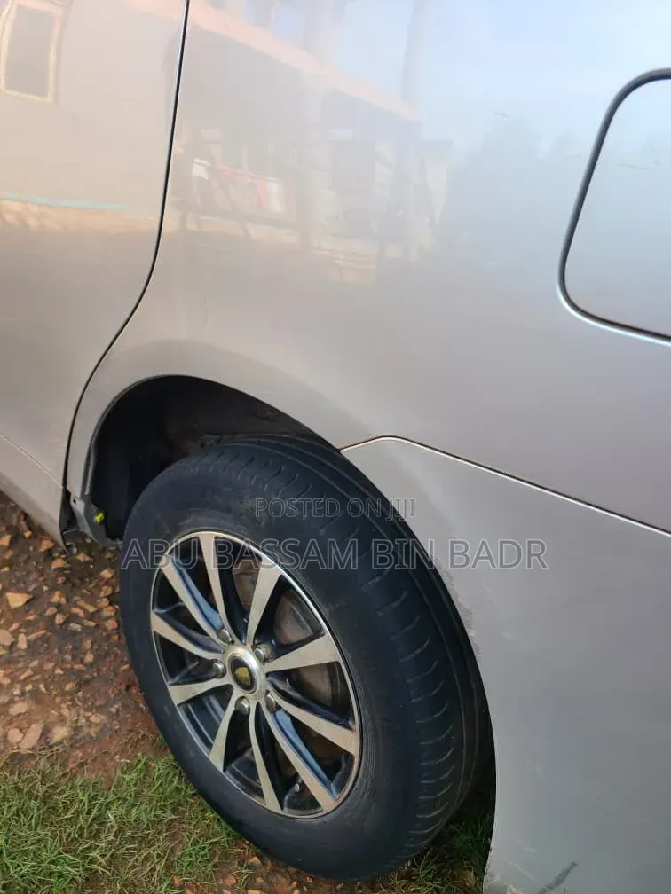 Toyota Voxy 2013 Silver