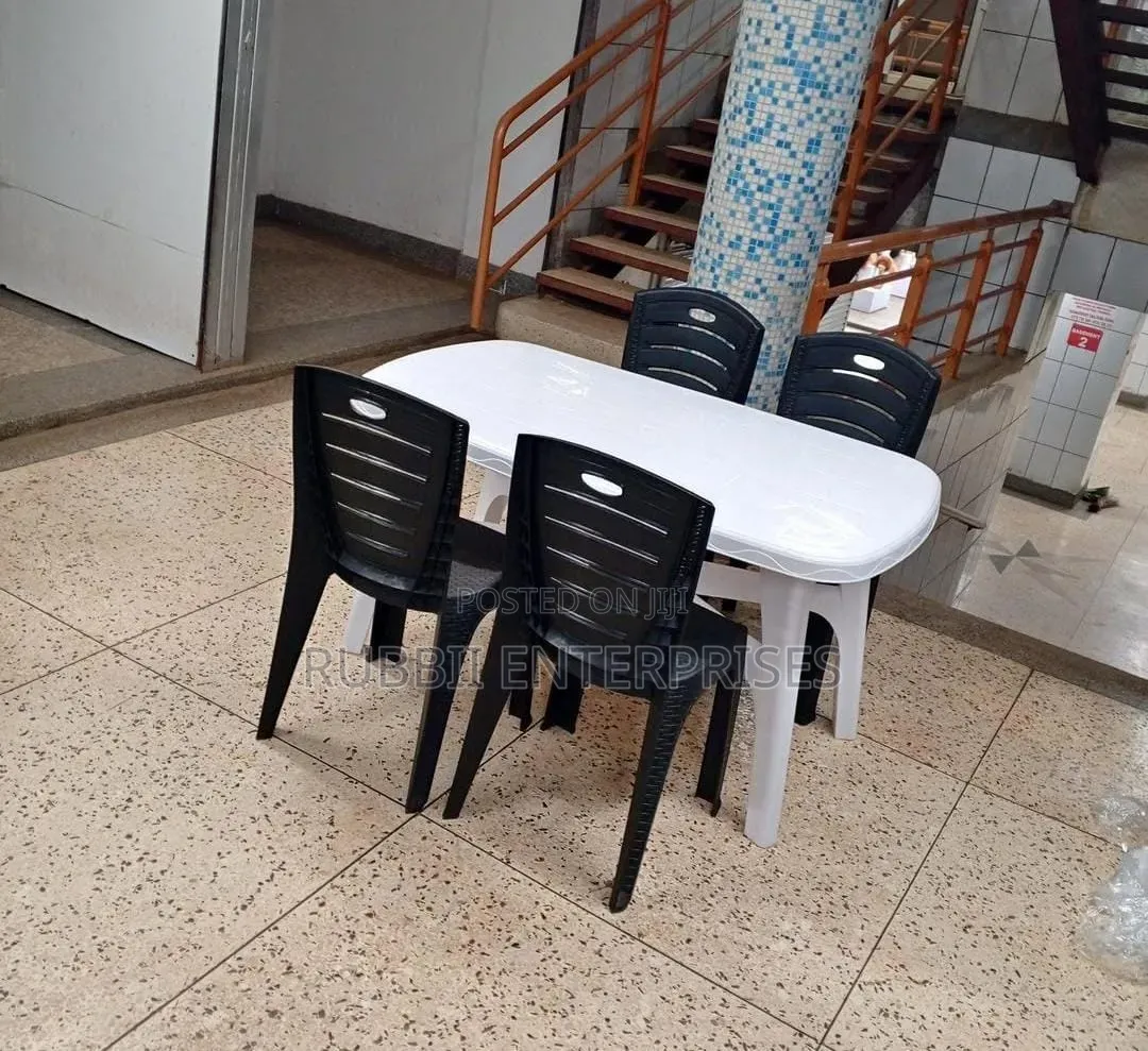 1 Oval Plastic Chair + 4 Woven Texture Chair