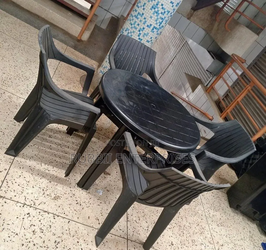 1 Round Table + 4 Slatted Plastic Armchair
