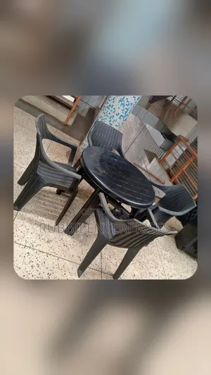 1 Round Table + 4 Slatted Plastic Armchair