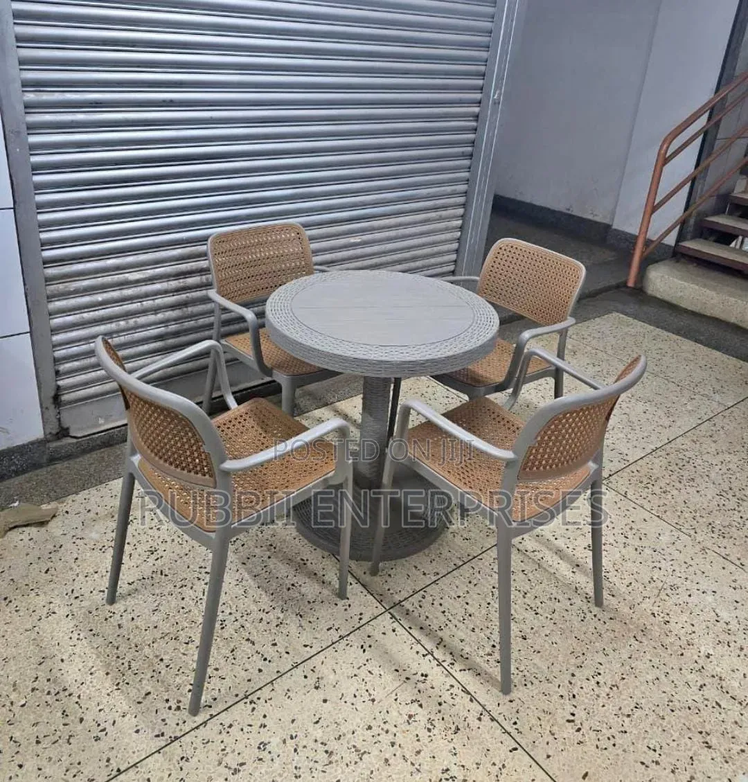 1 Small Round Table + 4 Rattan Chair
