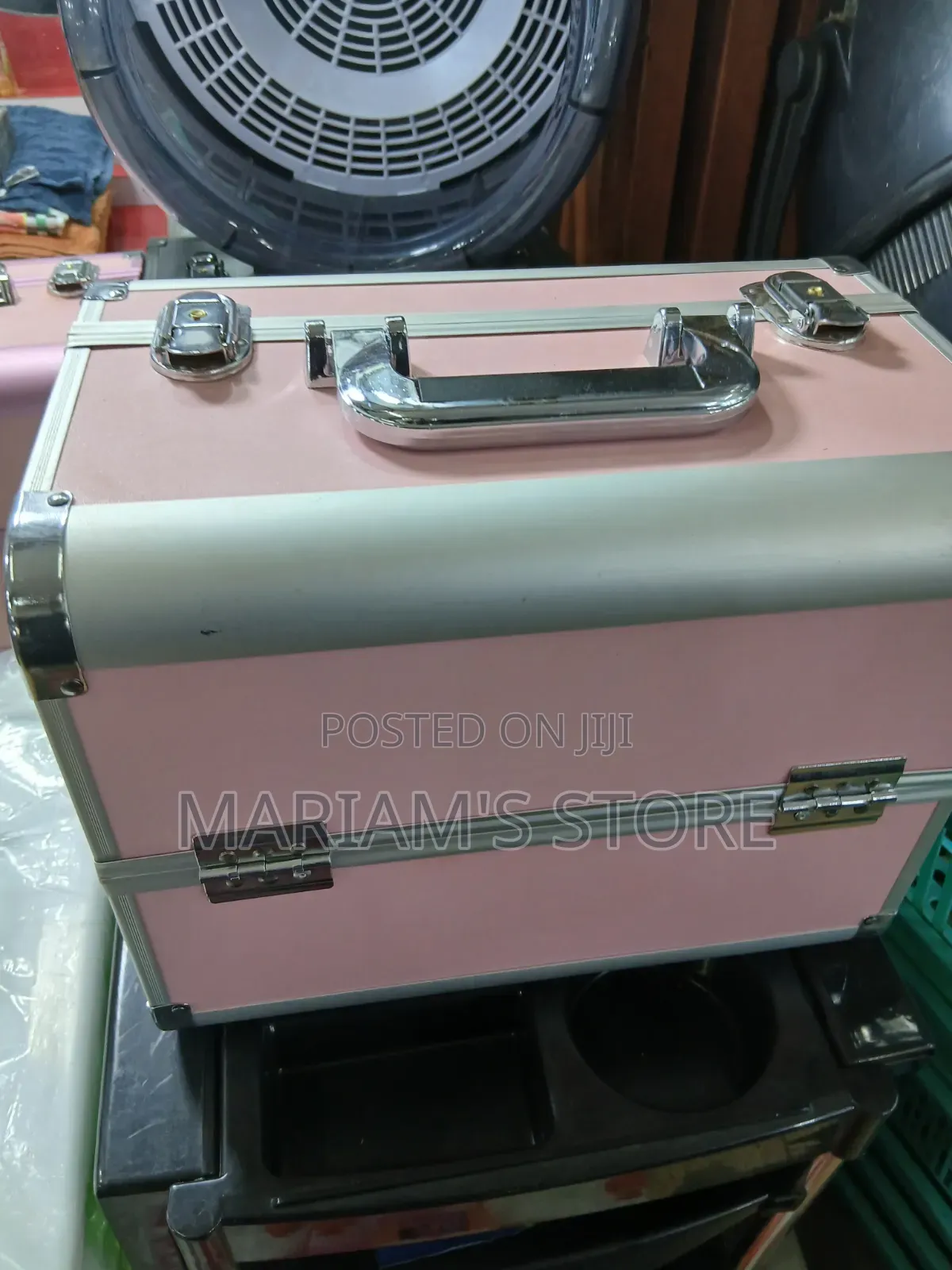 Cosmetic Train Case With a Reinforced Metal Frame