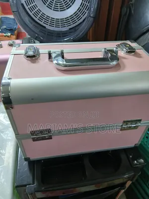 Cosmetic Train Case With a Reinforced Metal Frame
