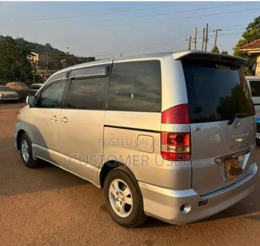 Toyota Noah 2005 Silver