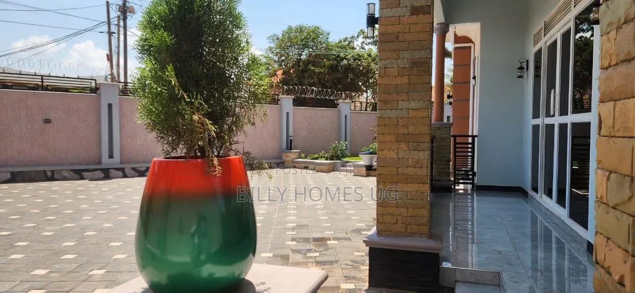 4bdrm Bungalow in Ssisa for sale