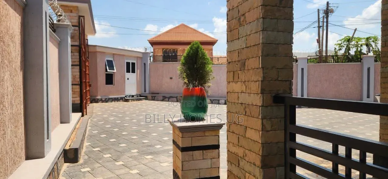 4bdrm Bungalow in Ssisa for sale