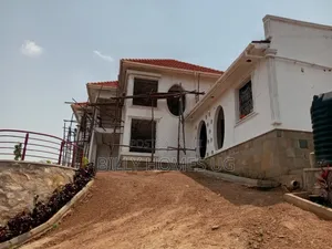 5bdrm Mansion in Ssabagabo-Makindye for sale