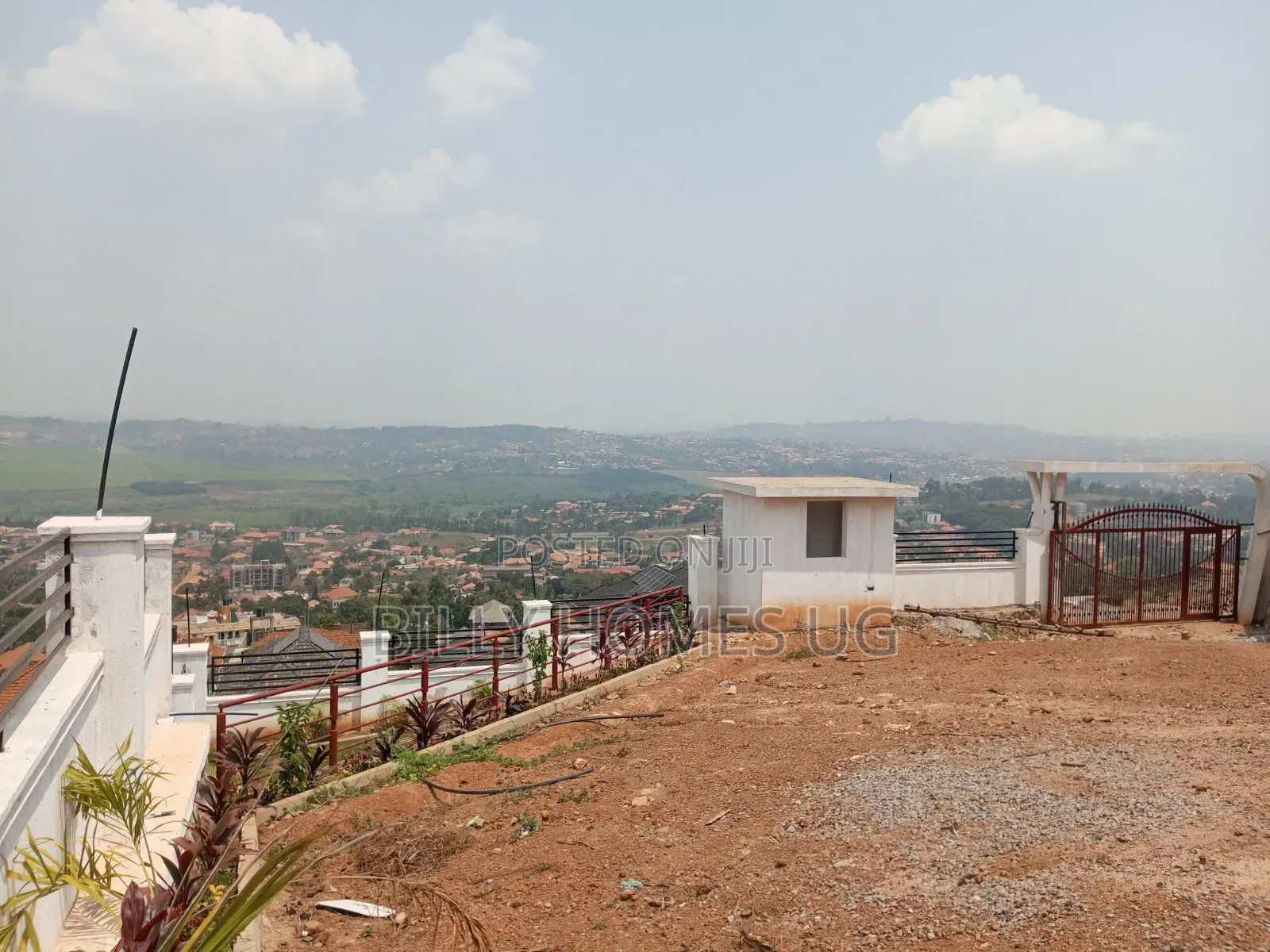5bdrm Mansion in Ssabagabo-Makindye for sale