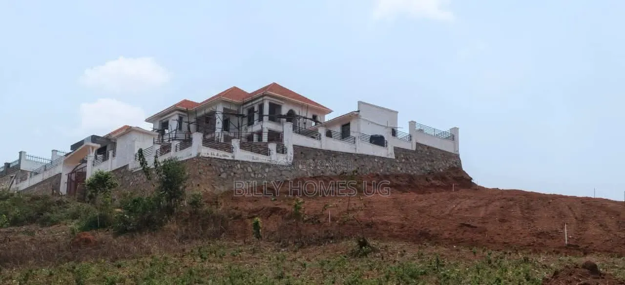 5bdrm Mansion in Ssabagabo-Makindye for sale