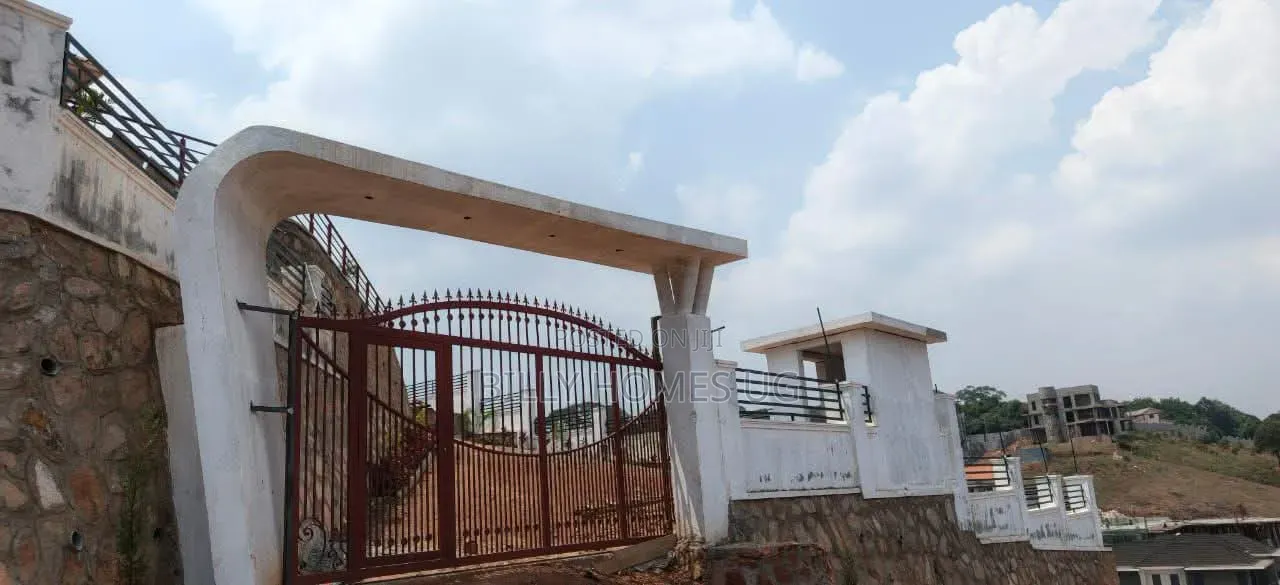 5bdrm Mansion in Ssabagabo-Makindye for sale