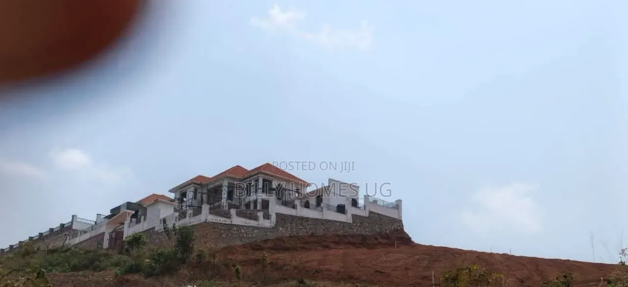 5bdrm Mansion in Ssabagabo-Makindye for sale