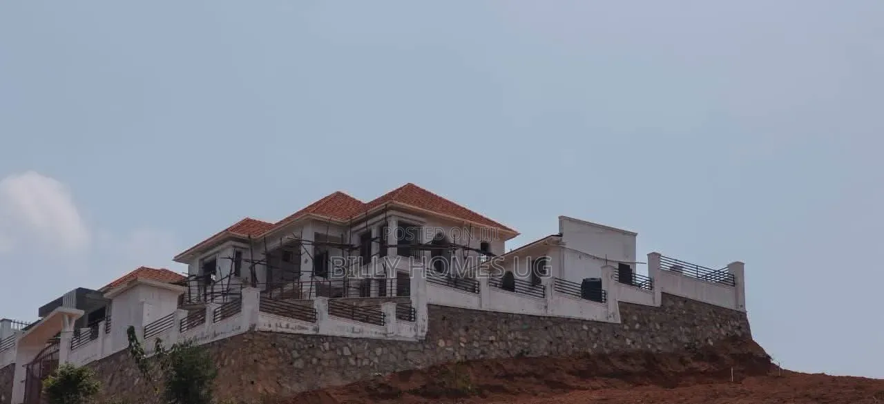 5bdrm Mansion in Ssabagabo-Makindye for sale