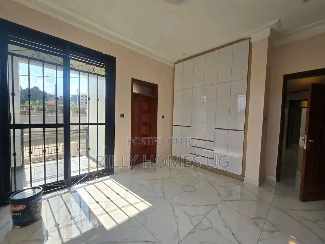 6bdrm Mansion in Kira for sale