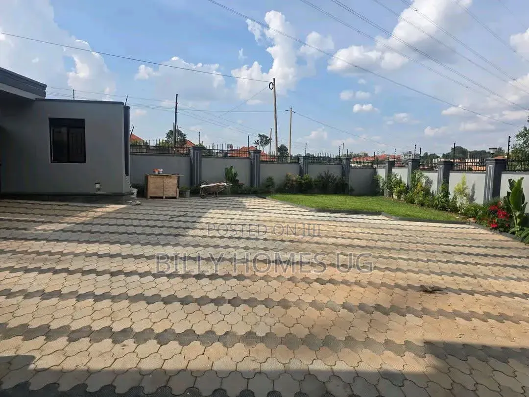6bdrm Mansion in Kira for sale
