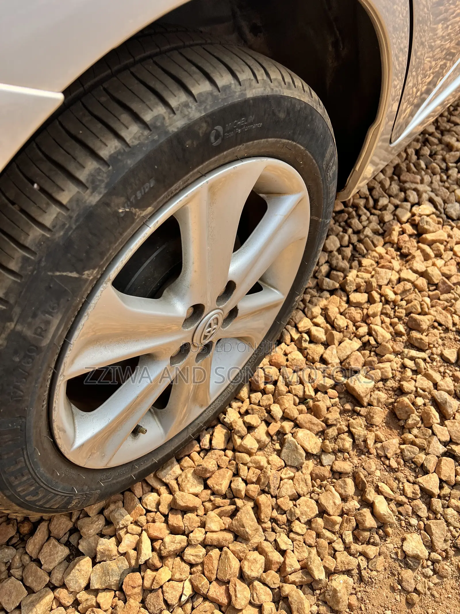 Toyota Ractis 1.5 AWD 2016 Silver