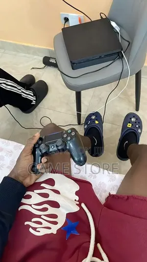 PS4 Slim at Em Plaza Looking Expensive Acting Priceless