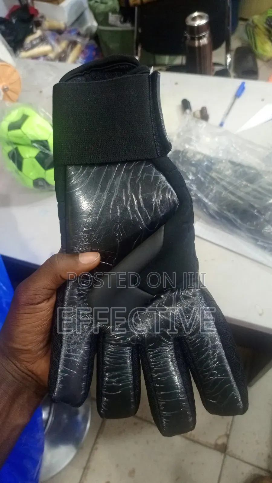 Reusch Attrakt Freegel Series Goalkeeper Glove.