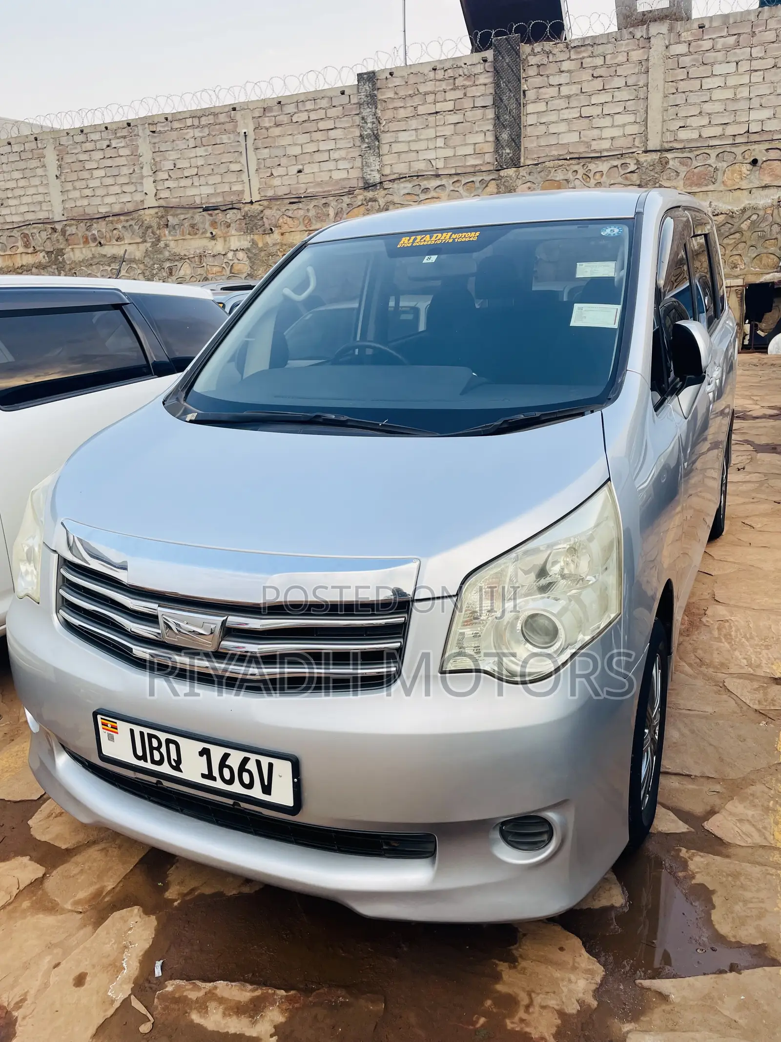 Toyota Noah 2.0 143hp AWD (7 Seater) 2012 Silver