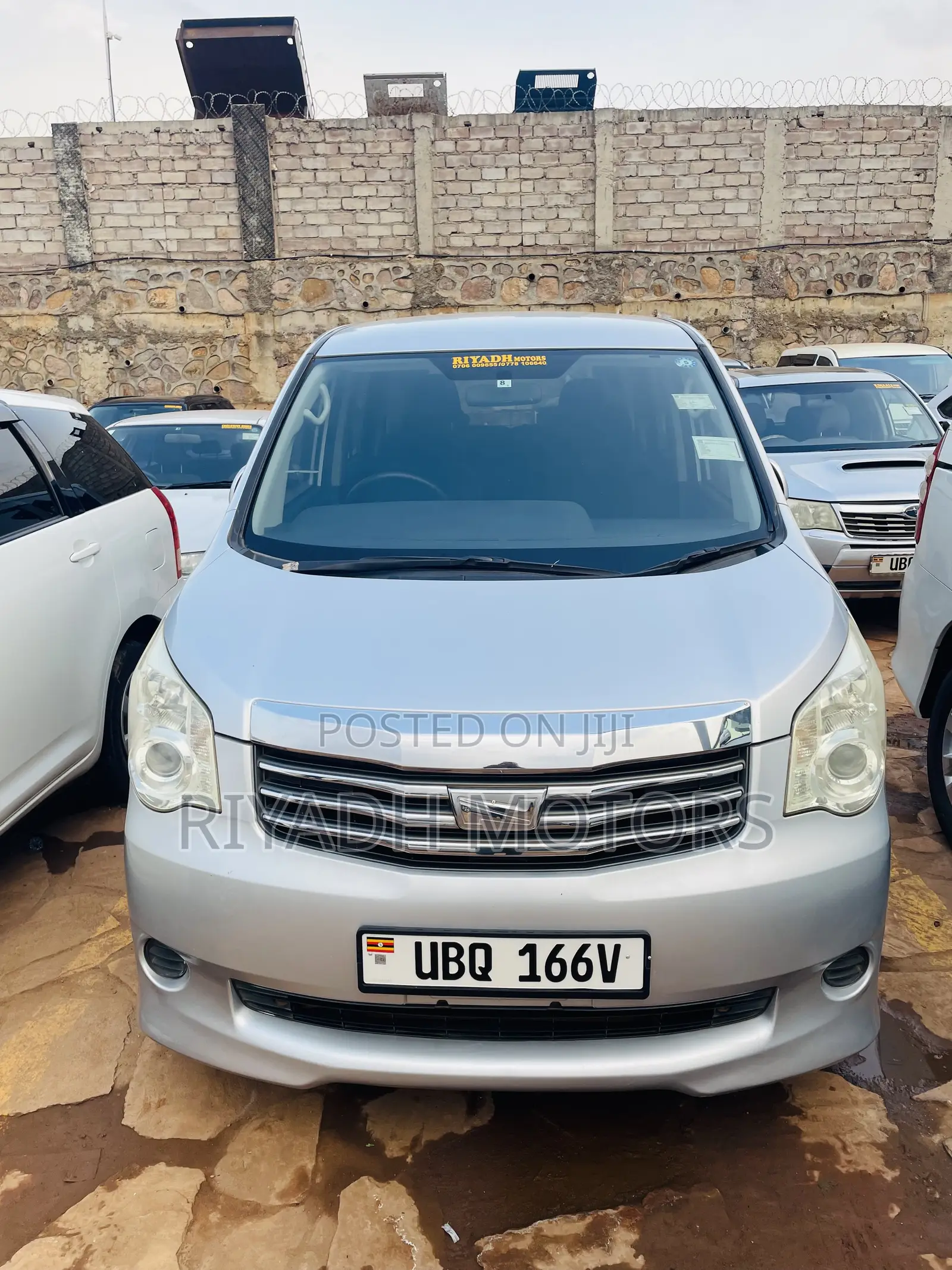 Toyota Noah 2.0 143hp AWD (7 Seater) 2012 Silver