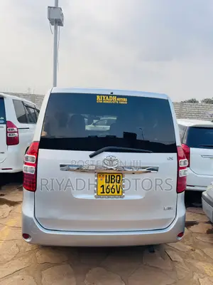Toyota Noah 2.0 143hp AWD (7 Seater) 2012 Silver