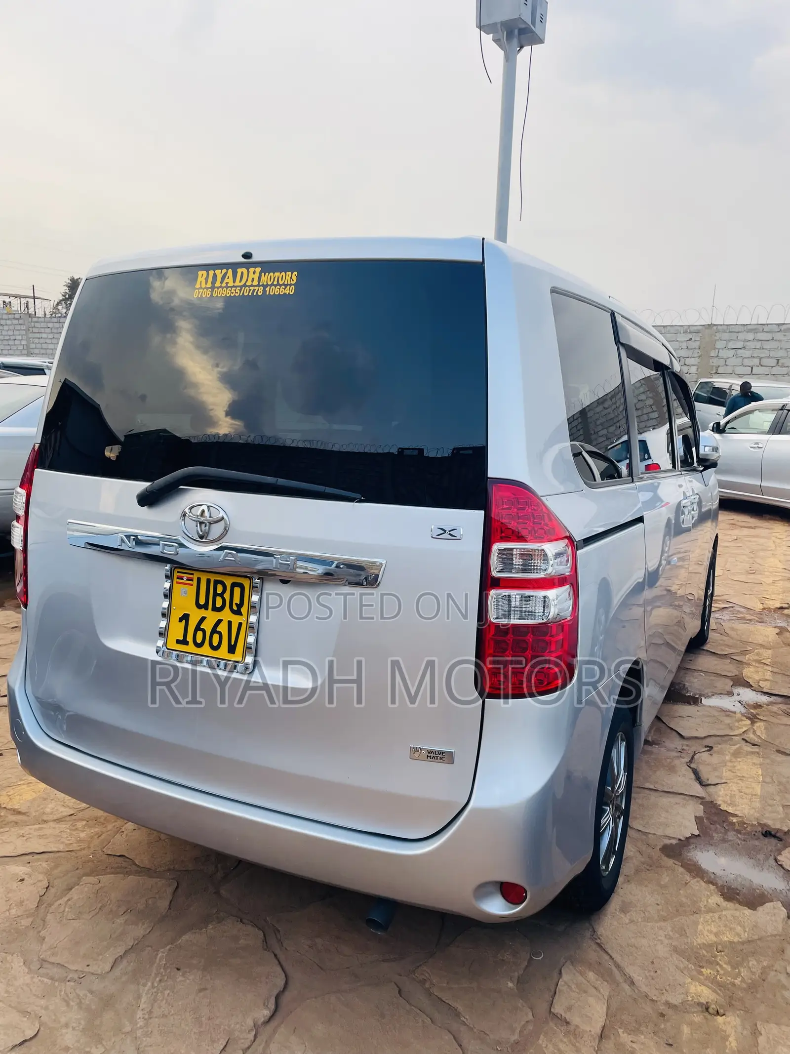 Toyota Noah 2.0 143hp AWD (7 Seater) 2012 Silver