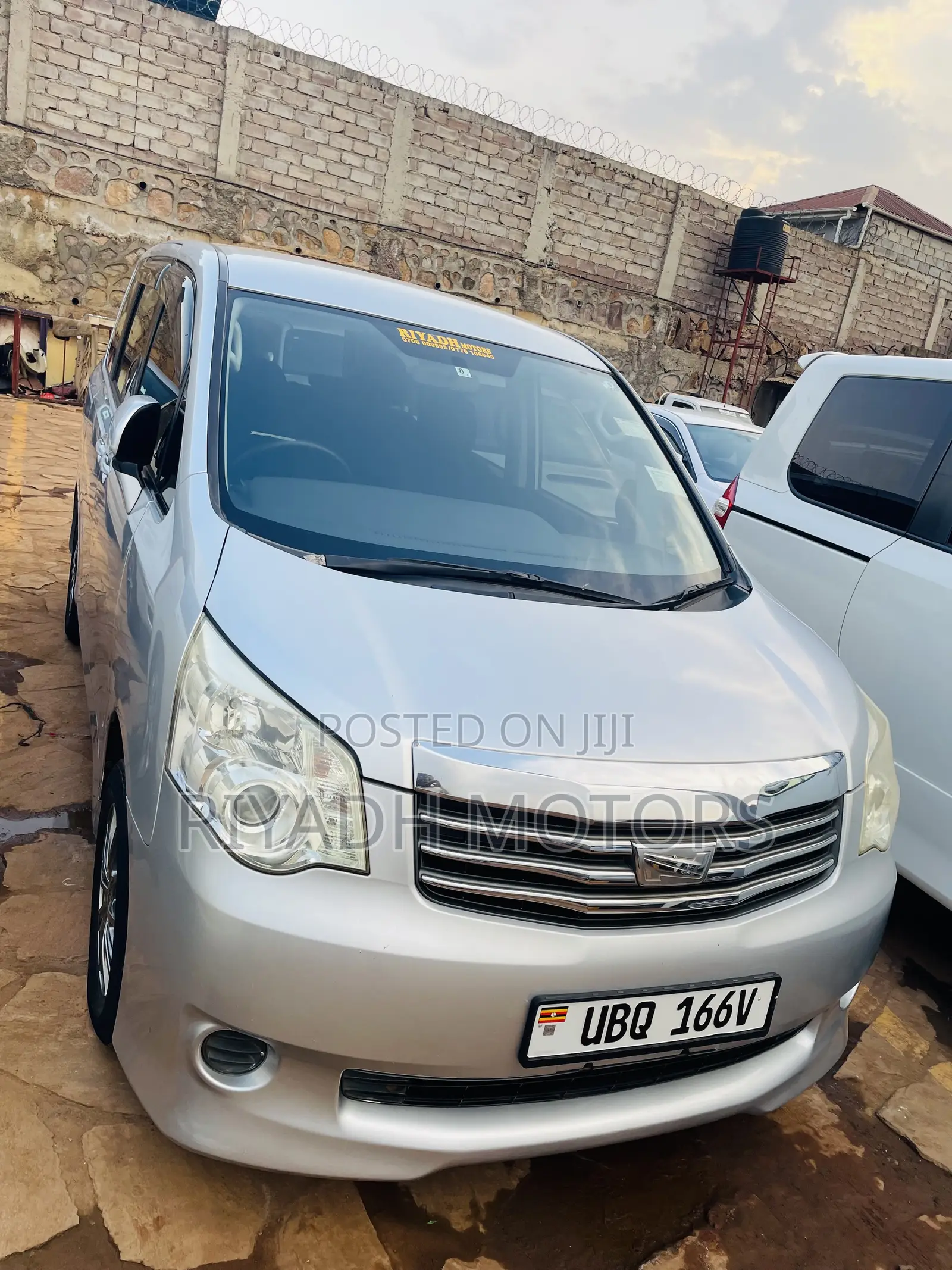 Toyota Noah 2.0 143hp AWD (7 Seater) 2012 Silver