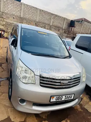 Toyota Noah 2.0 143hp AWD (7 Seater) 2012 Silver