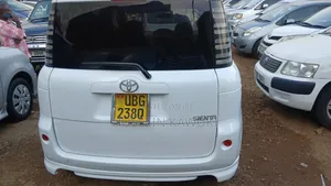 Toyota Sienta 2006 White