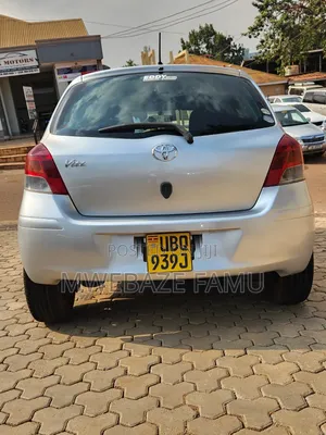 Toyota Vitz 2010 Silver
