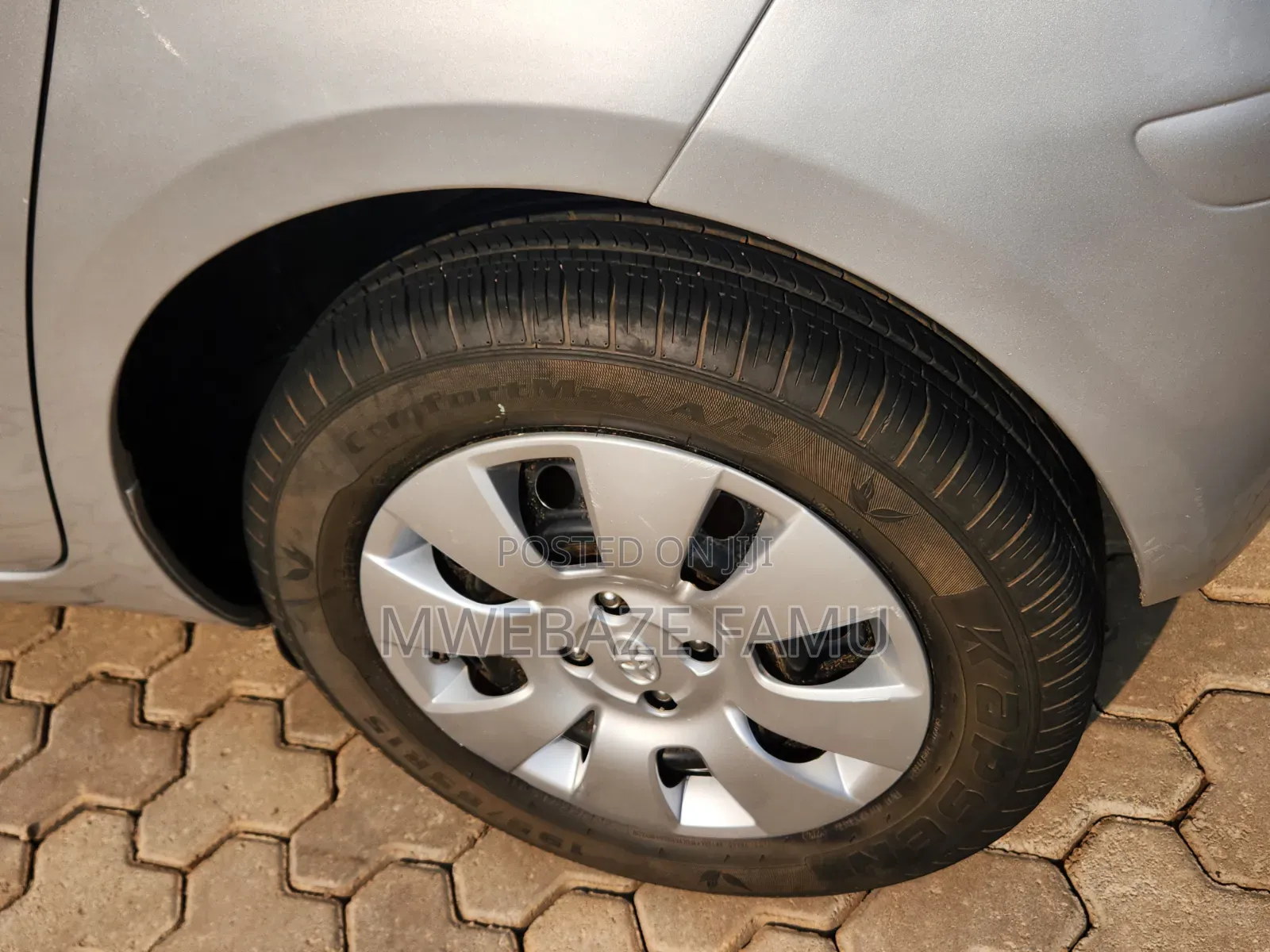 Toyota Vitz 2010 Silver