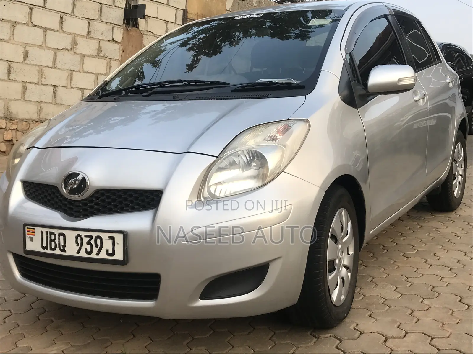 Toyota Vitz 2009 Silver