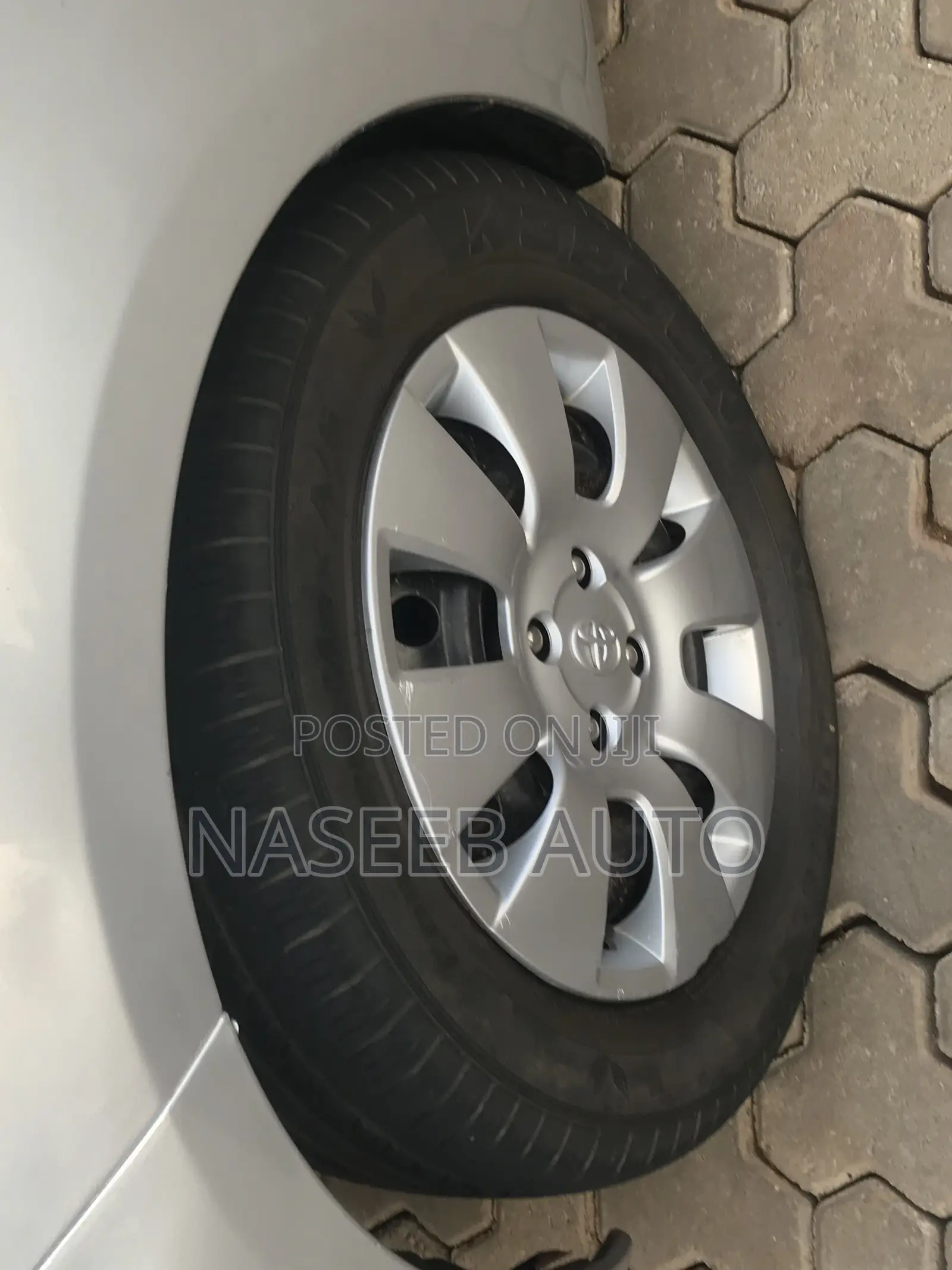 Toyota Vitz 2009 Silver