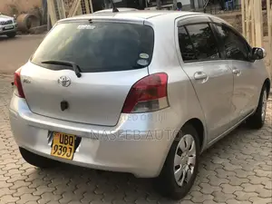 Toyota Vitz 2009 Silver