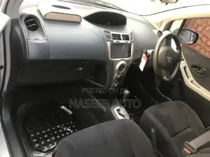 Toyota Vitz 2009 Silver
